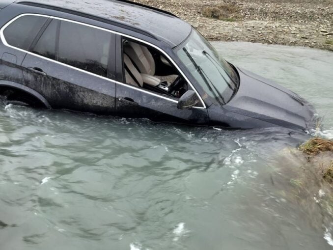 Beat și fără permis, a fugit de polițiști, apoi și-a abandonat mașina într-un râu