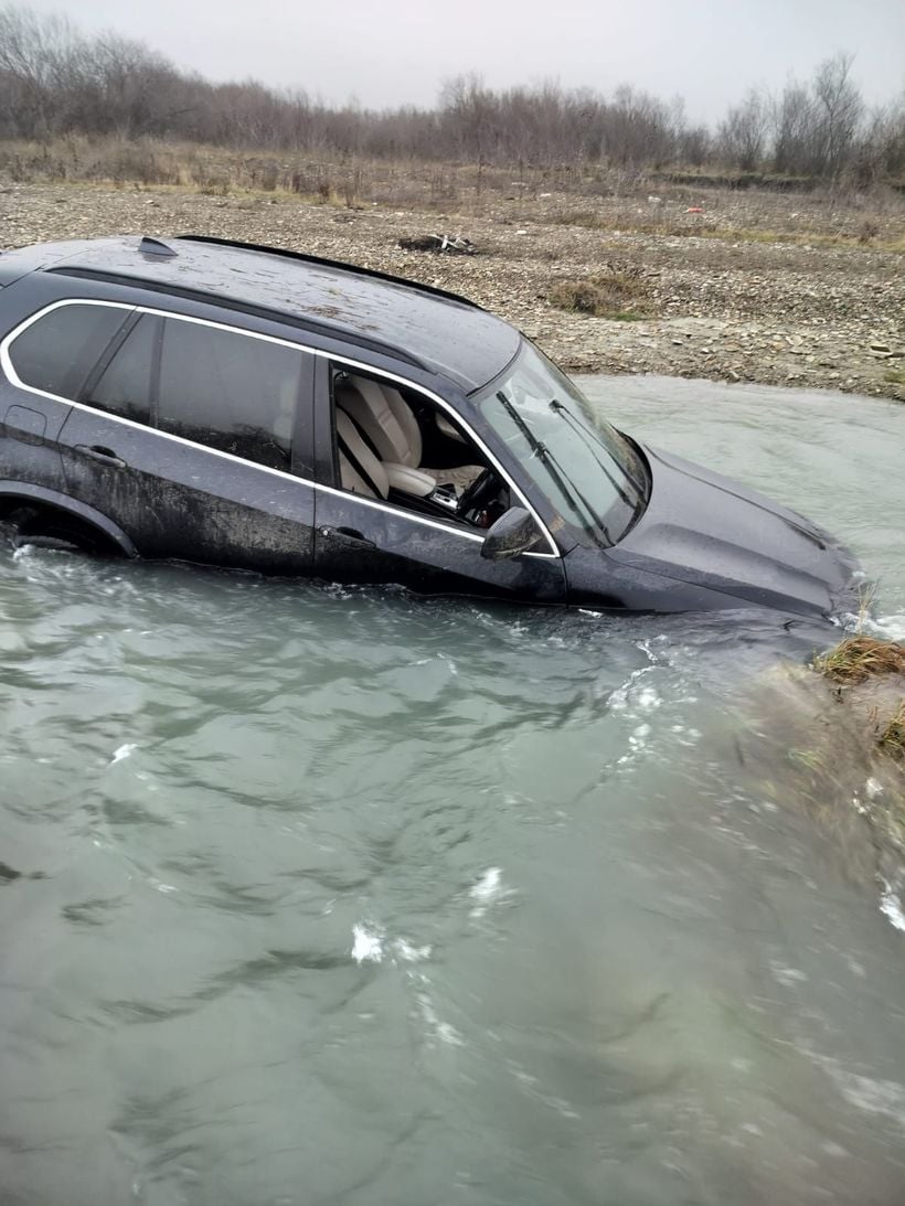 Beat și fără permis, a fugit de polițiști, apoi și-a abandonat mașina într-un râu