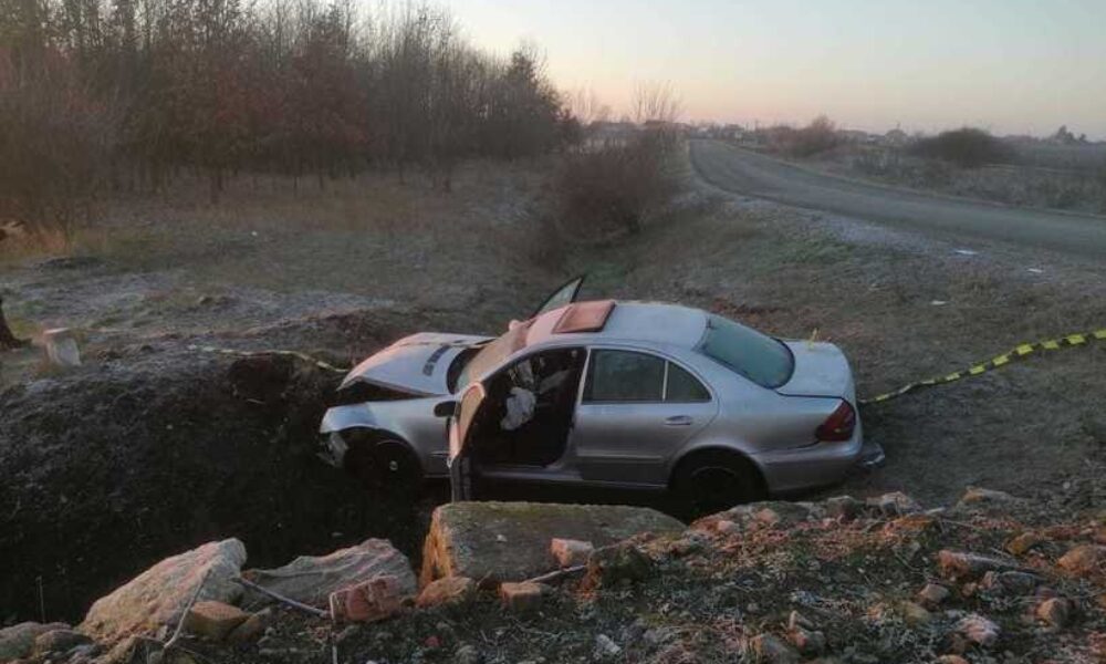 Cinci persoane, inclusiv un copil, rănite după ce un șofer băut s-a răsturnat cu mașina