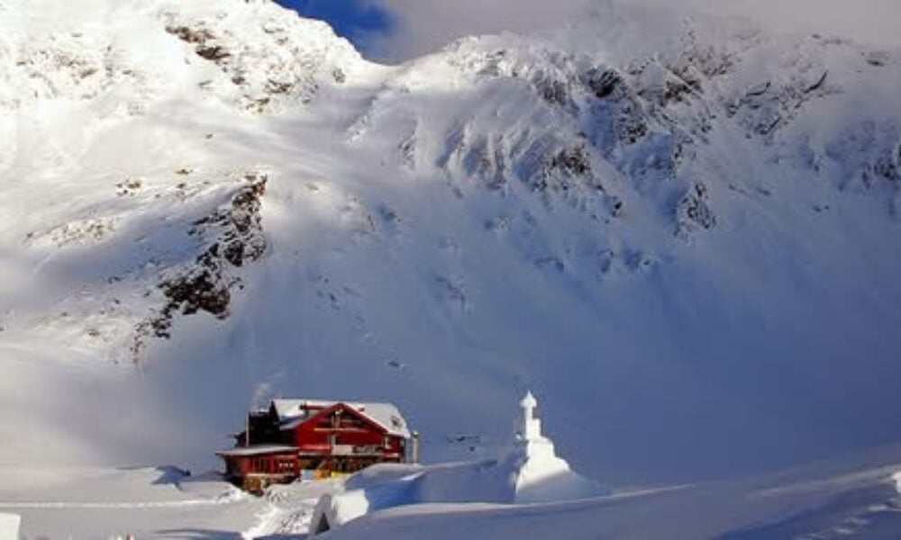 Zăpadă de peste un metru la Bâlea Lac. Risc mare de producere de avalanşe