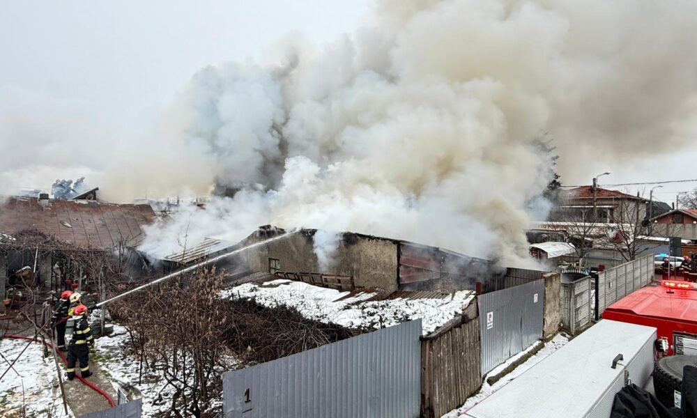 VIDEO Incendiu puternic în București. Două persoane, evaluate de medici