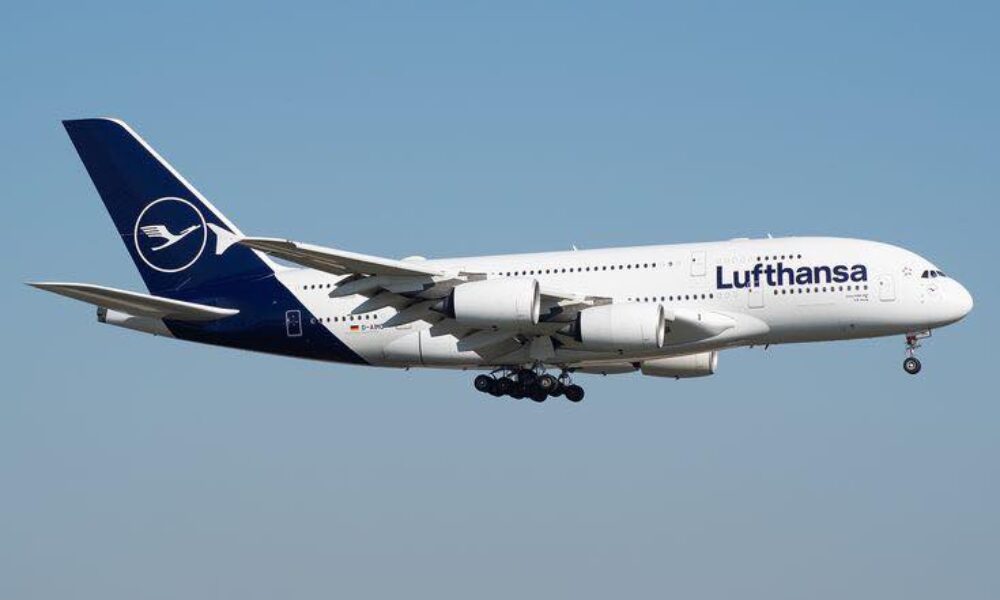 Aterizare ratată din cauza unui stol de păsări, pe pista aeroportului Cluj-Napoca. Avionul, deviat la Budapesta