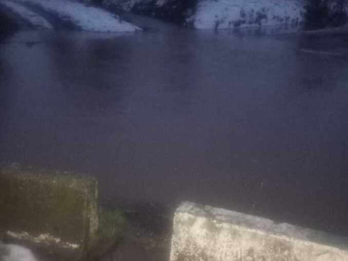 Apele pârâului Teslui au ajuns pe carosabil. Drum naţional închis