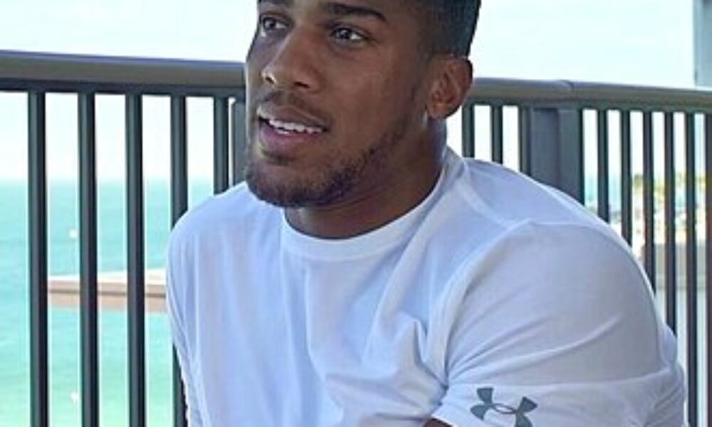 Şoferul maşinii lui Anthony Joshua, pus sub acuzare după moartea a doi dintre apropiaţii pugilistului