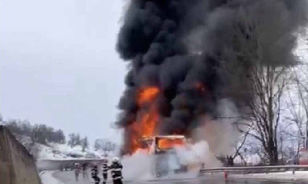 Un autocar în care se aflau aproape 50 de persoane a luat foc pe o șosea în Mureș