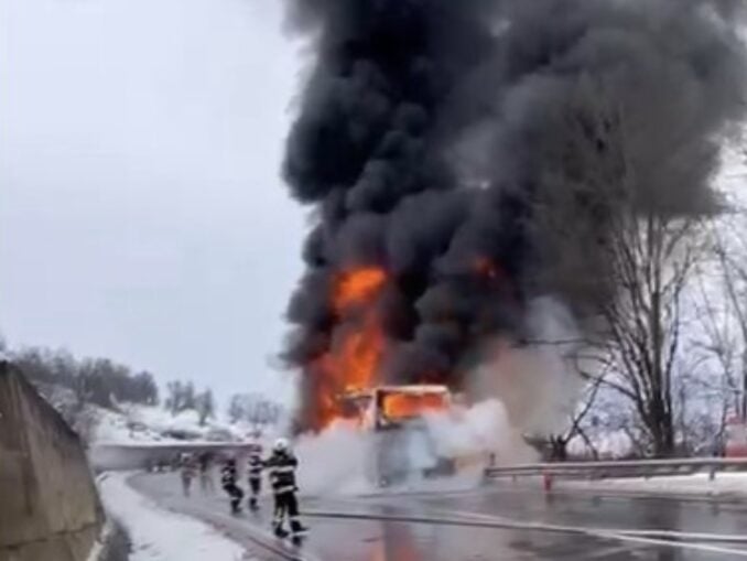 Un autocar în care se aflau aproape 50 de persoane a luat foc pe o șosea în Mureș