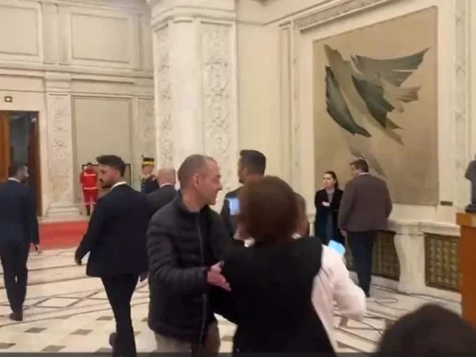 Angajatul Guvernului care a împins jurnaliști în Parlament rămâne fără o parte din salariu