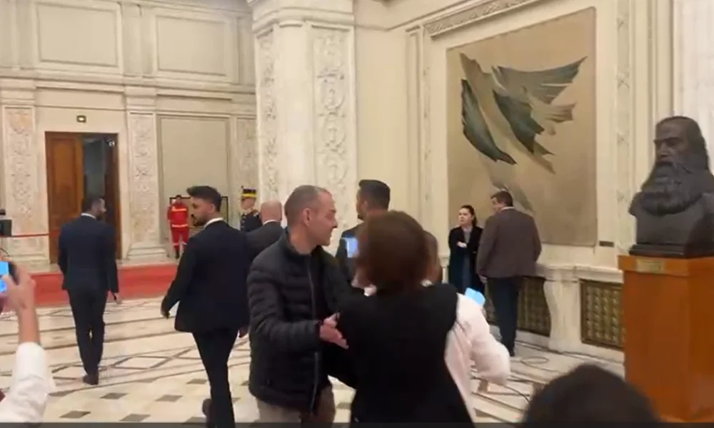 Angajatul Guvernului care a împins jurnaliști în Parlament rămâne fără o parte din salariu