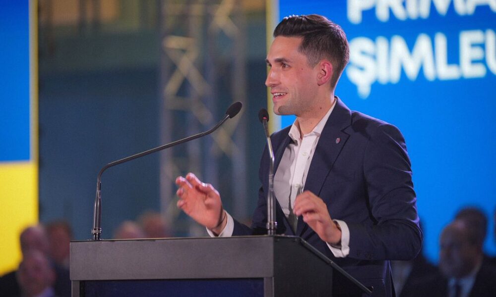 Cel mai tânăr primar de oraș din țară, atins de metehne vechi: plătește o avere unei firme să aprindă becurile de Crăciun. Apoi să le stingă