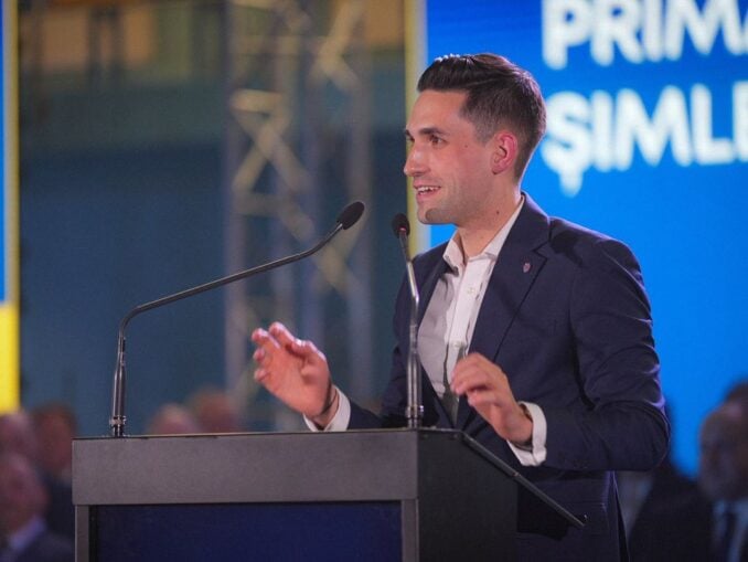 Cel mai tânăr primar de oraș din țară, atins de metehne vechi: plătește o avere unei firme să aprindă becurile de Crăciun. Apoi să le stingă