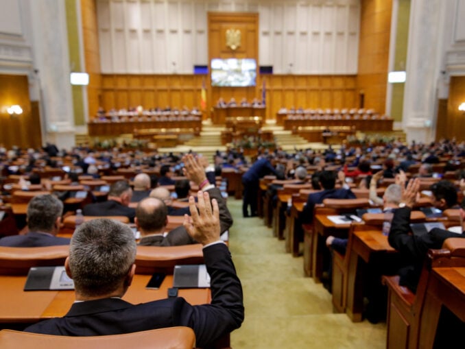 „Legământul” tăcerii. 50 de parlamentari au vorbit doar la depunerea jurământului