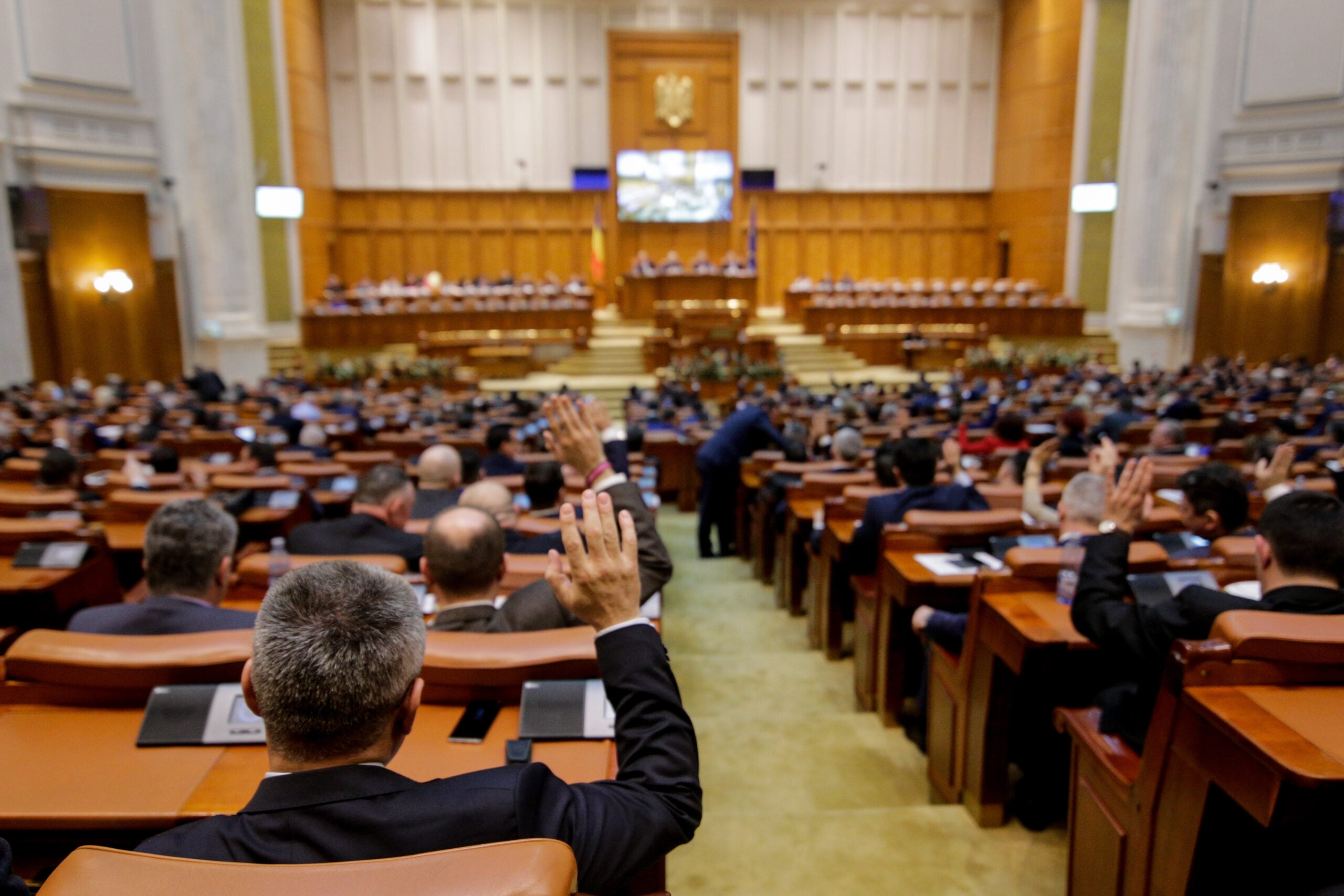 Sondaj. Încrederea în Parlament și Guvern, în picaj. Atitudinea tinerilor, o surpriză