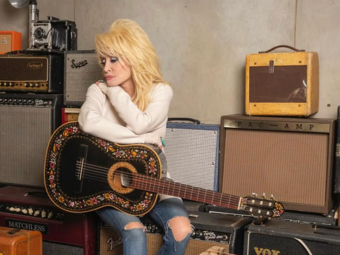 Dolly Parton a împlinit 80 de ani. Cum a ajuns artista de la o fermă săracă la succes mondial