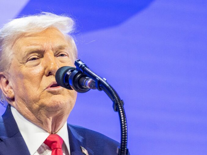 Trump spune că vrea să pună mâna pe petrolul din Iran