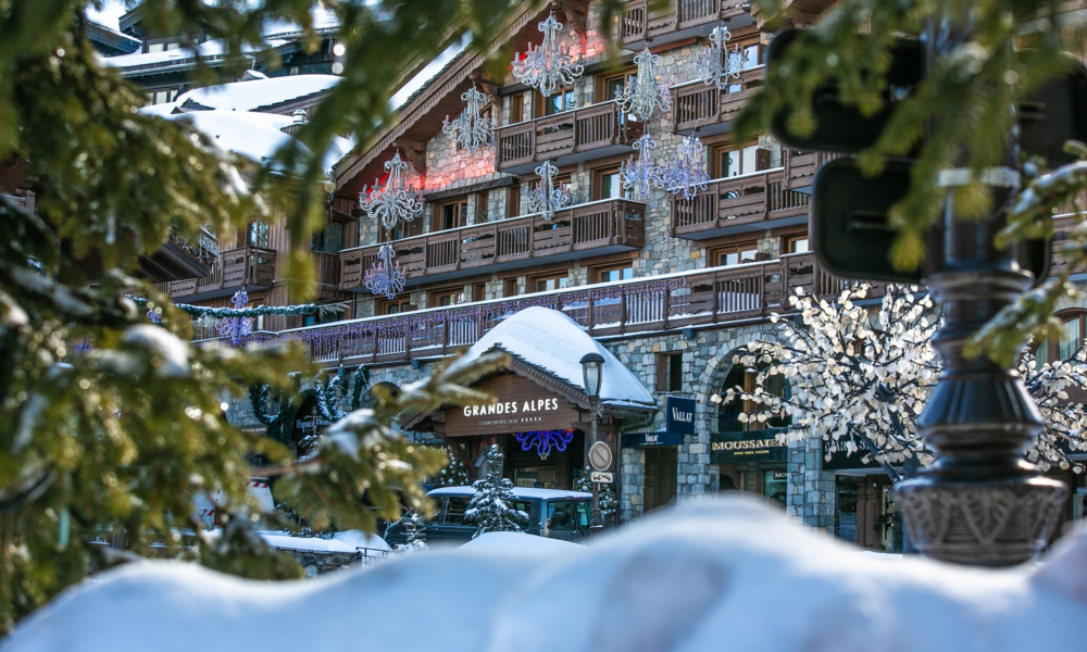 VIDEO Incendiu la un hotel de 5 stele. 83 de persoane evacuate