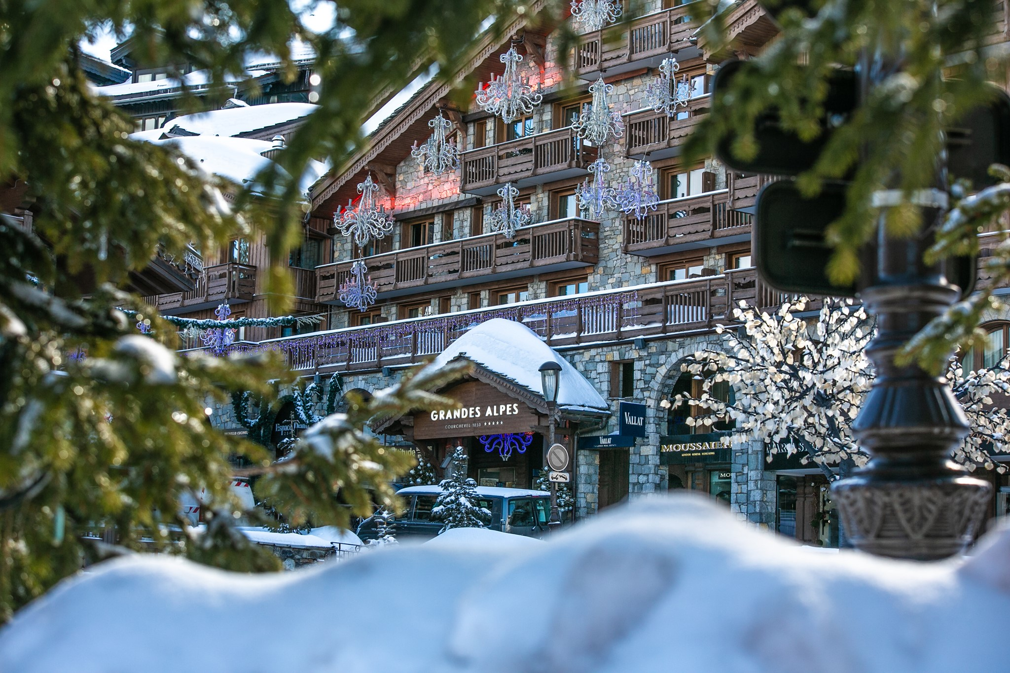 VIDEO Incendiu la un hotel de 5 stele. 83 de persoane evacuate