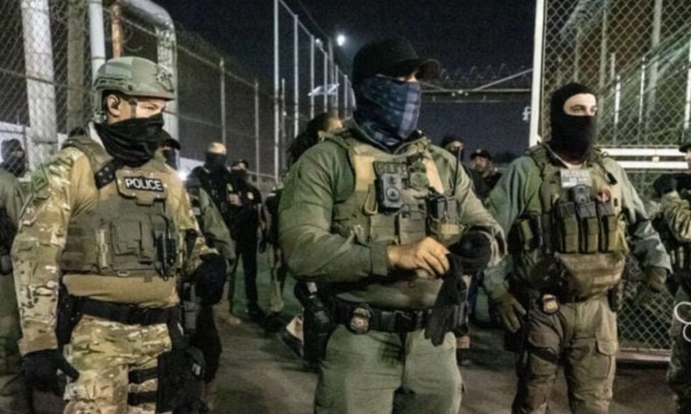 Povestea familiei care stă închisă în casă de două luni, de teama ICE. „Și dacă nu se va termina niciodată?”