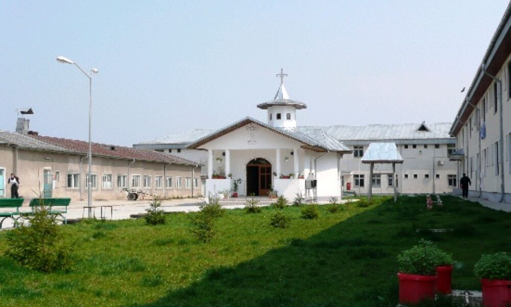 Pe ce mai dă statul bani pentru cei din închisori: de la prezervative cu aromă de banane până la cătușe