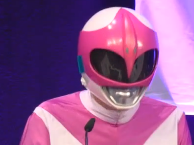 Power Rangerul roz a șters trei site-uri extremiste în fața unei săli pline
