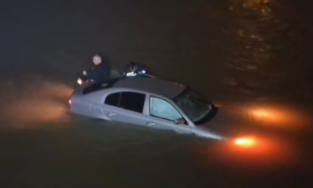 Femeie salvată după ce a căzut cu mașina în apele Jiului – VIDEO