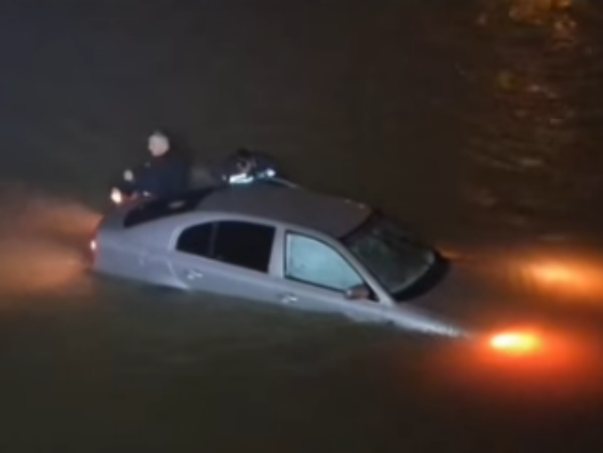 Femeie salvată după ce a căzut cu mașina în apele Jiului – VIDEO