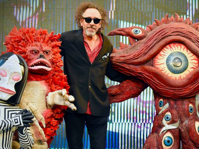 Tim Burton și scenaristele „KPop Demon Hunters” lucrează la un film în care Margot Robbie are 15 metri înălțime