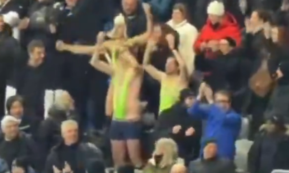 Închisoare pentru că s-au îmbrăcat ca Borat în tribune VIDEO