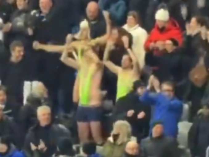 Închisoare pentru că s-au îmbrăcat ca Borat în tribune VIDEO