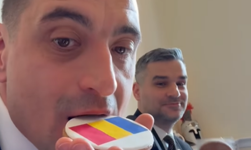 Simion nu și-a potolit pofta de dulce. După tortul „Groenlanda”, vrea să se scoată cu fursecul tricolor
