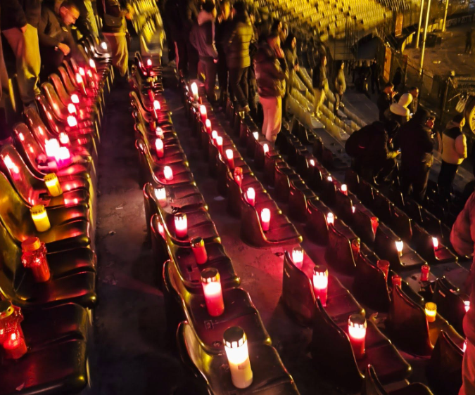 Sute de fani PAOK au ajuns la Timișoara. Au aprins un foc și au cântat la locul tragediei VIDEO