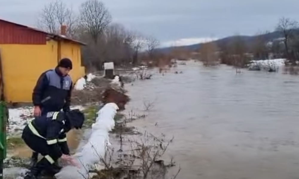VIDEO Detonări și dig din saci de nisip după inundații