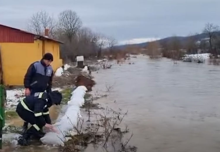 VIDEO Detonări și dig din saci de nisip după inundații