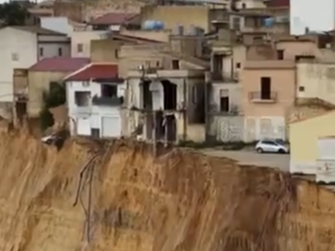 VIDEO Un oraș din Sicilia este la propriu pe marginea prăpastiei