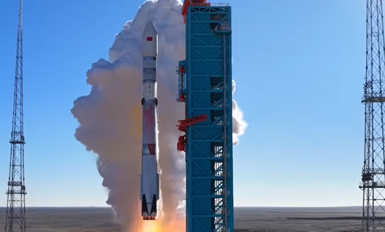 VIDEO O rachetă chineză se prăbușește astăzi pe Pământ. Ar putea trece peste România