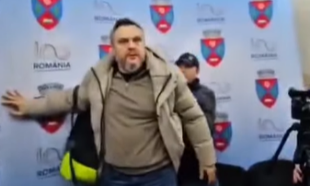 VIDEO L-a bătut vântul? Căzătura hilară a unui consilier PNL, pusă pe spatele unui PSD-ist