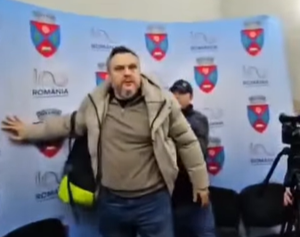 VIDEO L-a bătut vântul? Căzătura hilară a unui consilier PNL, pusă pe spatele unui PSD-ist