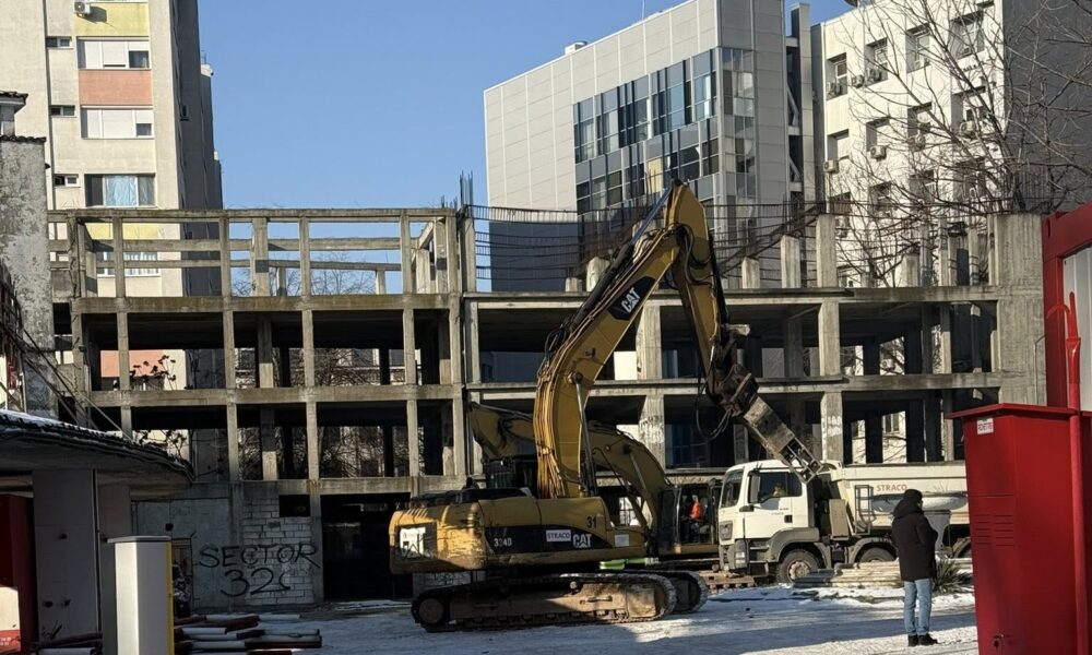 Se dărâmă „Groapa”. A început demolarea „Stadionului Dinamo”