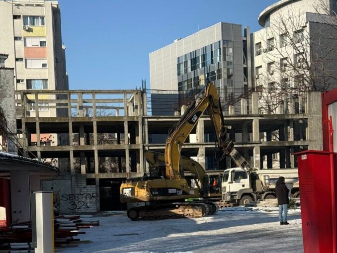 Se dărâmă „Groapa”. A început demolarea „Stadionului Dinamo”