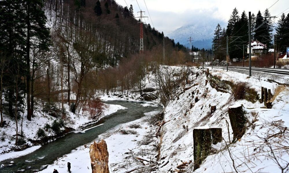 Centura Bușteni-Azuga pune în pericol calea ferată