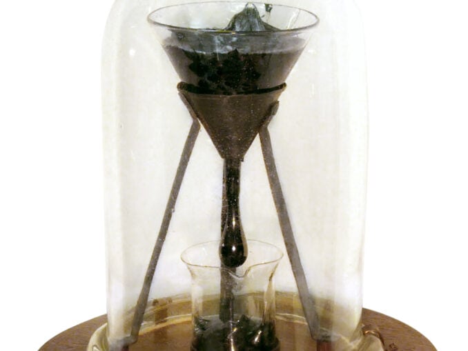 Experimentul picăturii de smoală bate recordul. Are 100 de ani și nu s-a terminat