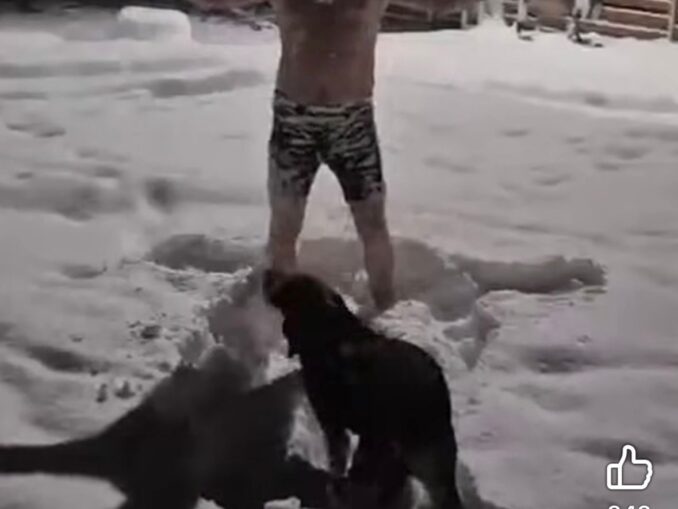 Fostul șef ANAF s-a filmat făcând baie în zăpadă, la bustul gol