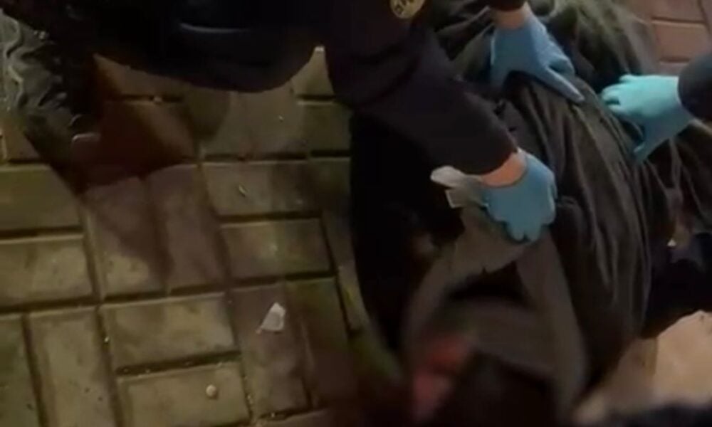 VIDEO O femeie aflată în stare de hipotermie, salvată de jandarmi