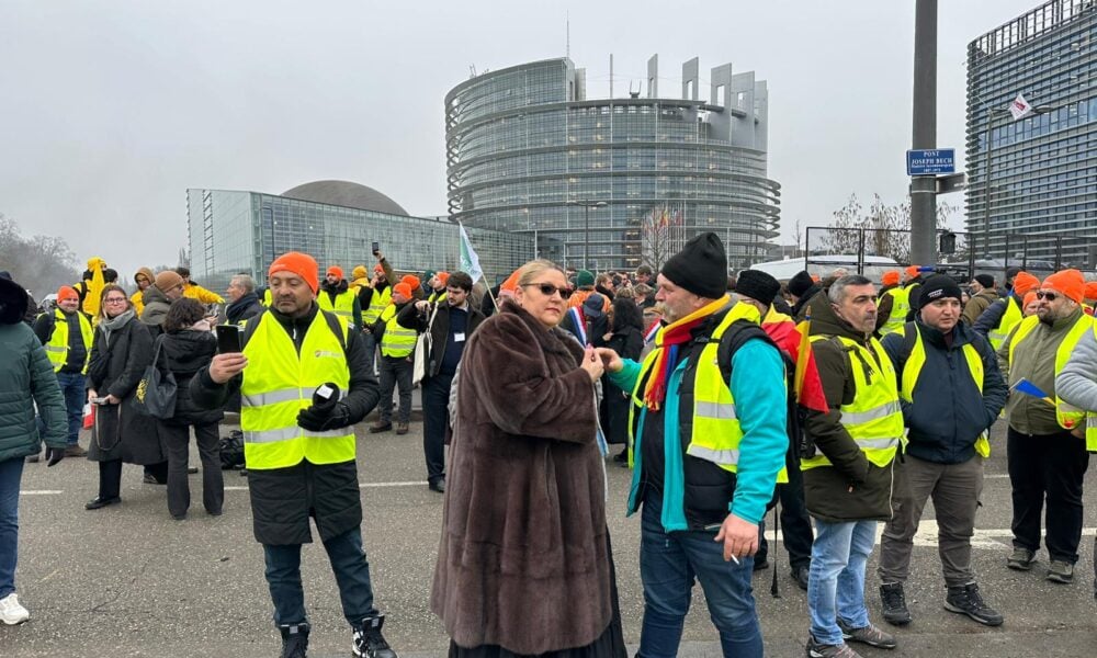 Corespondență. Șoșoacă s-a lipit la protestul fermierilor de la Strasbourg – VIDEO