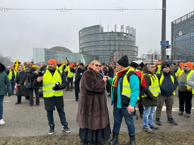 Corespondență. Șoșoacă s-a lipit la protestul fermierilor de la Strasbourg – VIDEO