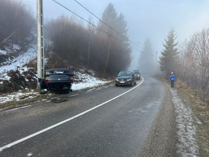 VIDEO Mamă și fiică, ajutate de jandarmi după ce mașina în care se aflau a derapat în șanț