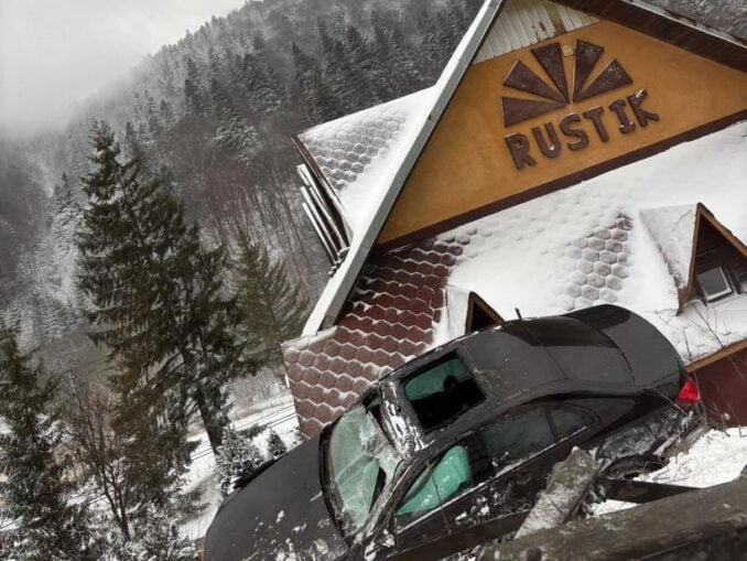 Accident spectaculos la Predeal. S-a înfipt în acoperişul unei pensiuni după ce a ieşit de pe drum