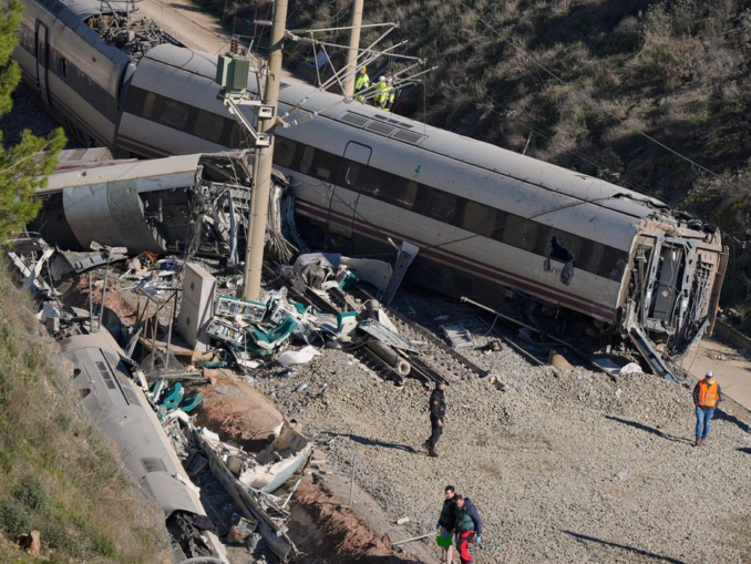 O fetiță de șase ani, singura supraviețuitoare a familiei sale în tragedia feroviară din Spania