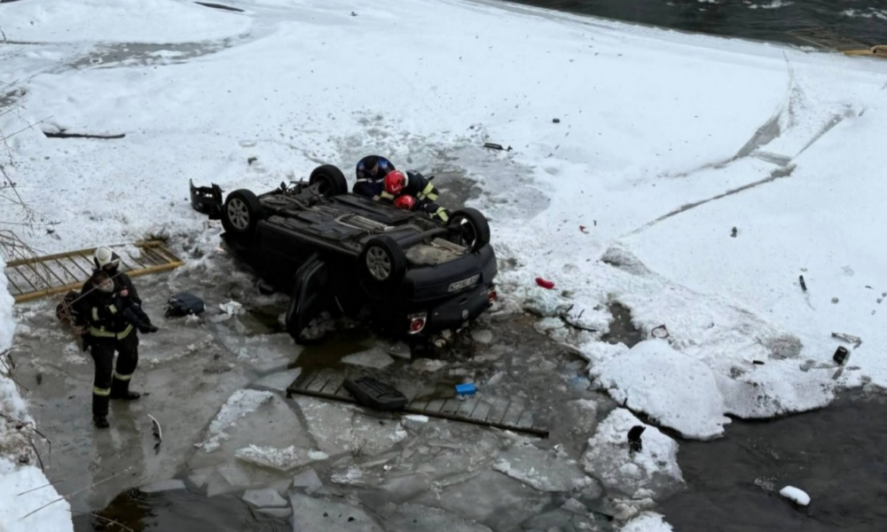 Doi adulți și patru copii au căzut cu mașina în râul Bistrița