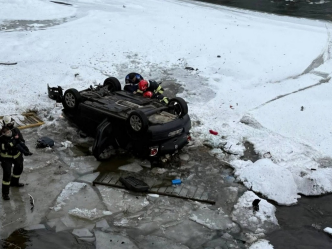 Doi adulți și patru copii au căzut cu mașina în râul Bistrița