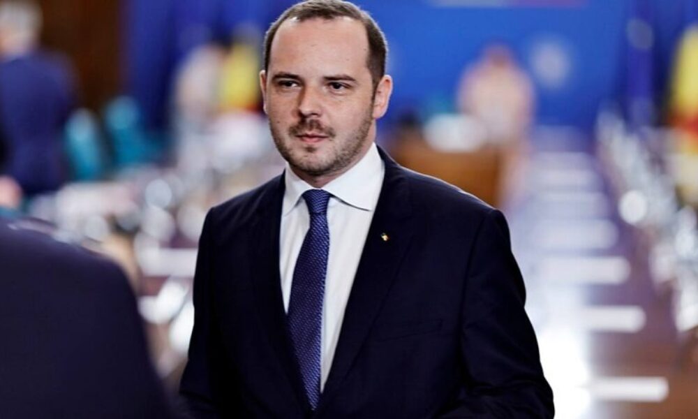 Tot mai mulți români cred în diagnosticul pus de ChatGPT şi devin recalcitranţi când medicul îi contrazice, susține ministrul Sănătății